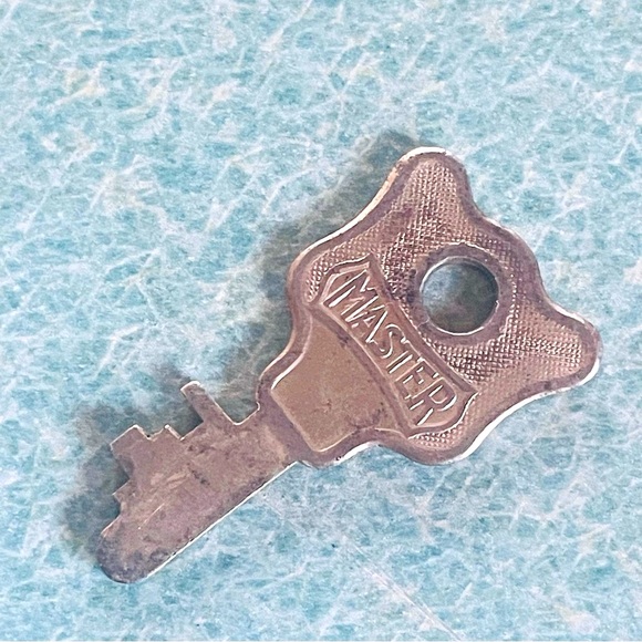 Vintage Master Lock w/ key - Picture 6 of 7